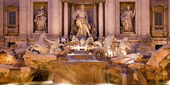 TREVIFONTENEN I ROMA: De hvite taxiene bruker 40-45 minutter fra Fiumicino og inn til Roma og vil ikke koste mer enn 48 euro for fire personer, inkludert bagasje. TREVIFONTENEN I ROMA: De hvite taxiene bruker 40-45 minutter fra Fiumicino og inn til Roma og vil ikke koste mer enn 48 euro for fire personer, inkludert bagasje.