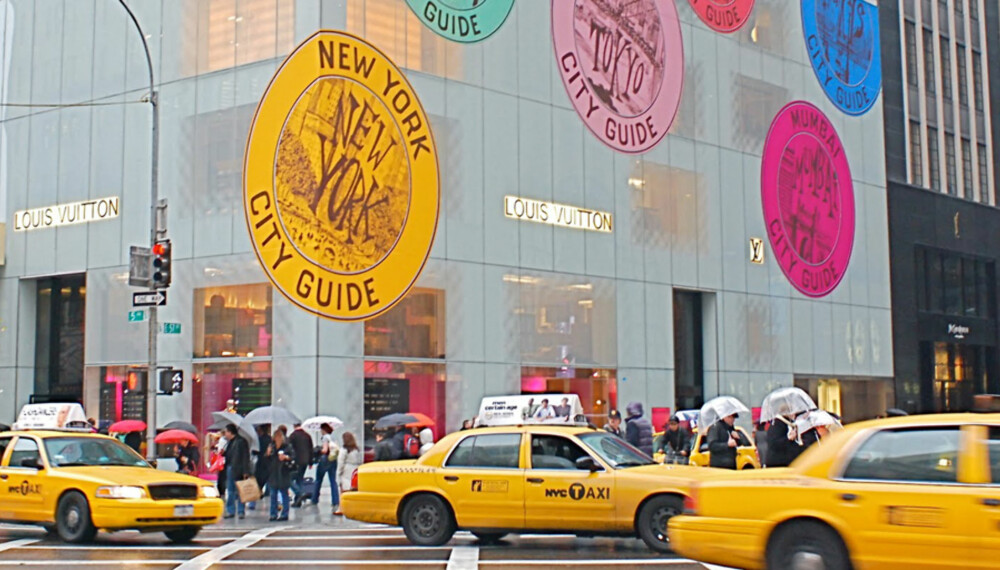 FÅ FART PÅ FERIEPENGENE: Glem budsjettet, i New York får feriepengene bein å gå på. Ta turen innom Louis Vuittons legendariske flagshipbutikk på Fifth Avenue. FÅ FART PÅ FERIEPENGENE: Glem budsjettet, i New York får feriepengene bein å gå på. Ta turen innom Louis Vuittons legendariske flagshipbutikk på Fifth Avenue.