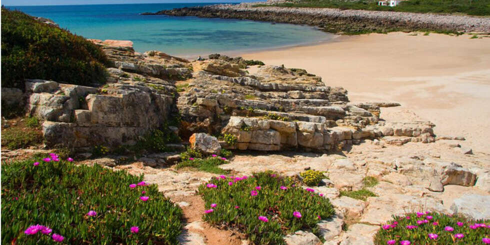 BORTGJEMT: Du trenger ikke overgi deg til massene om du vil nyte solen på en vakker sandstrand i sommer. Om du bare vet hvor du skal lete, finnes det nok av bortgjemte og nesten folketomme strender å sole deg på. BORTGJEMT: Du trenger ikke overgi deg til massene om du vil nyte solen på en vakker sandstrand i sommer. Om du bare vet hvor du skal lete, finnes det nok av bortgjemte og nesten folketomme strender å sole deg på.