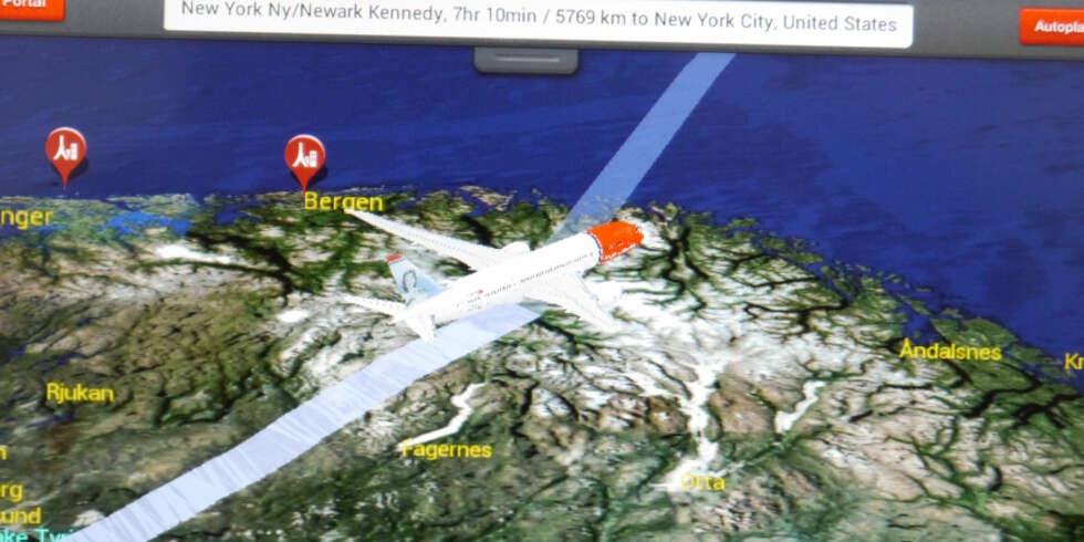 OVERSIKT: Det er operativsystemet Android som drifter underholdings- og nyttesystemet i Dreamliner-flyene. Her kan du se filmer, høre på musikk, se på kart over hvor flyet befinner seg, samt kjøpe mat og drikke OVERSIKT: Det er operativsystemet Android som drifter underholdings- og nyttesystemet i Dreamliner-flyene. Her kan du se filmer, høre på musikk, se på kart over hvor flyet befinner seg, samt kjøpe mat og drikke