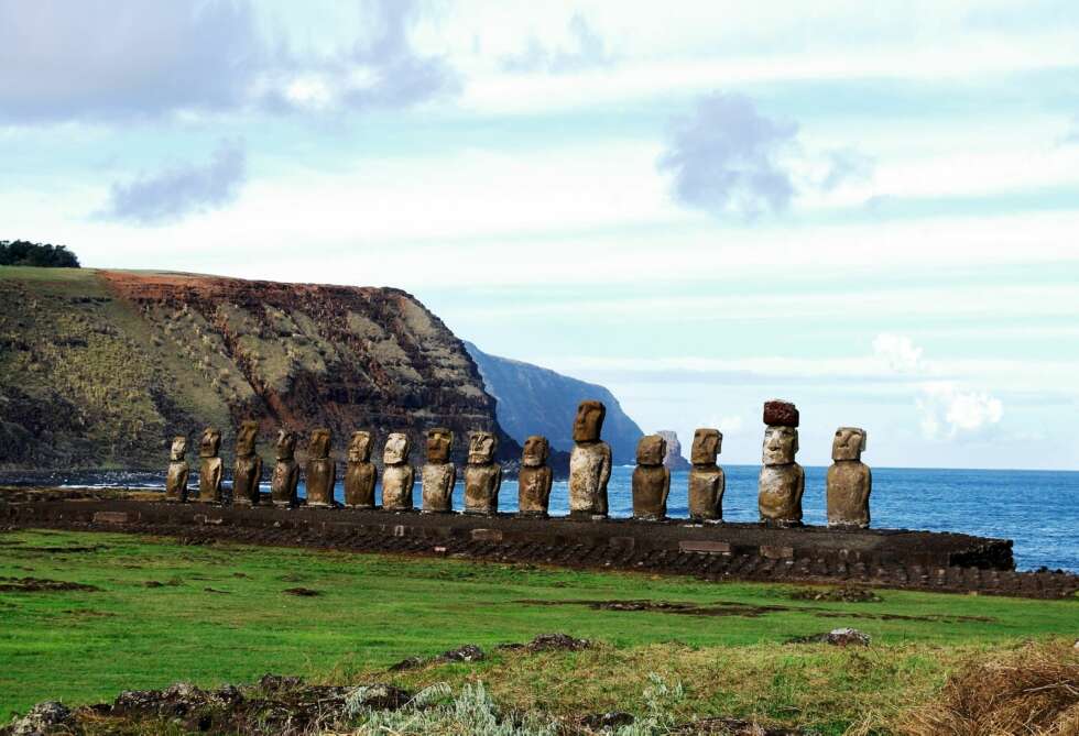 MEKTIG: Det finnes 800 moaier på Påskeøya, 30 i oppreist stilling. Disse 15 står plassert rett nedenfor steinbruddet ved Rano Raraku, og skuer innover øya. MEKTIG: Det finnes 800 moaier på Påskeøya, 30 i oppreist stilling. Disse 15 står plassert rett nedenfor steinbruddet ved Rano Raraku, og skuer innover øya.