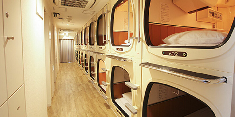 SOV KOMPAKT: Pods-hotell, hvor man rett og slett sover i et rom i mini-format, blir mer og mer vanlige i Tokyo. SOV KOMPAKT: Pods-hotell, hvor man rett og slett sover i et rom i mini-format, blir mer og mer vanlige i Tokyo.