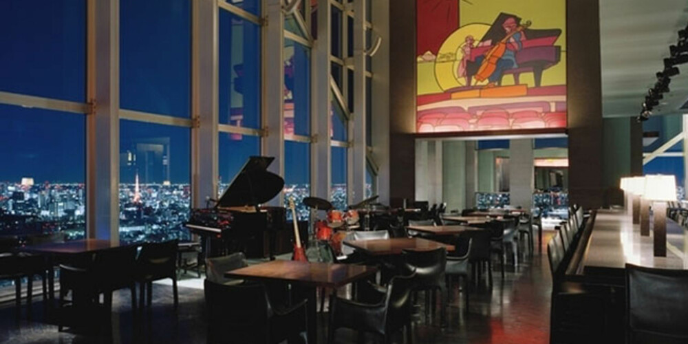 KJENT FRA FILM: Baren på hotellet Park Hyatt i Tokyo har en utsikt du sent kommer til å glemme - og var også brukt i filmen Lost in Translation. KJENT FRA FILM: Baren på hotellet Park Hyatt i Tokyo har en utsikt du sent kommer til å glemme - og var også brukt i filmen Lost in Translation.