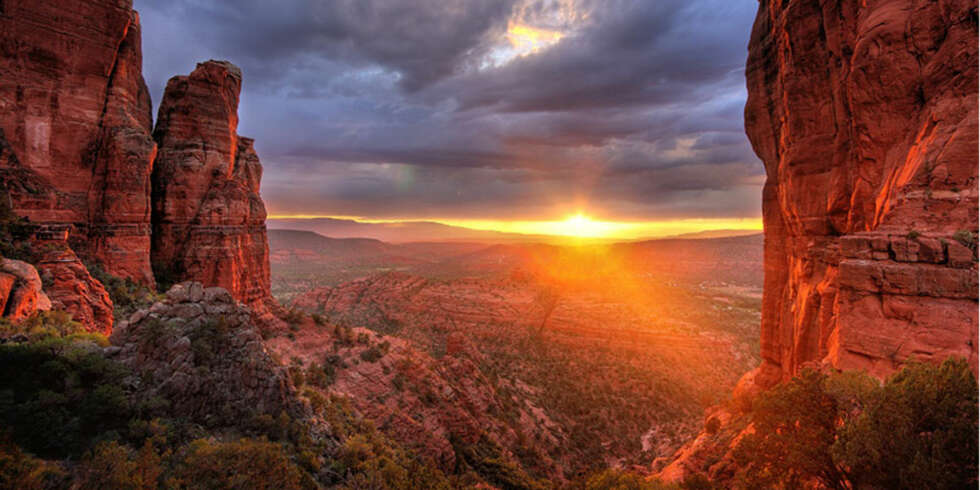 UFORGLEMMELIG: Å se solen gå ned over det røde fjellandskapet i Grand Canyon er omtrent så romantisk som man kan få det. UFORGLEMMELIG: Å se solen gå ned over det røde fjellandskapet i Grand Canyon er omtrent så romantisk som man kan få det.
