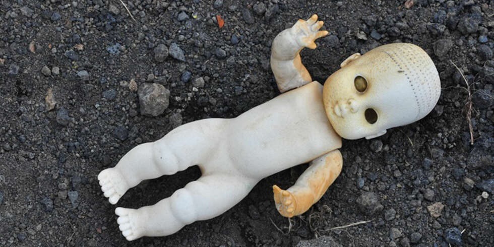 MEXICO: I Mexico kan du besøke øye "Island of dolls" hvor historien skal ha det til at en eneboer brukte dukker for å glede ånden til en ung jente han hadde funnet druknet i elven like ved huset sitt. MEXICO: I Mexico kan du besøke øye "Island of dolls" hvor historien skal ha det til at en eneboer brukte dukker for å glede ånden til en ung jente han hadde funnet druknet i elven like ved huset sitt.