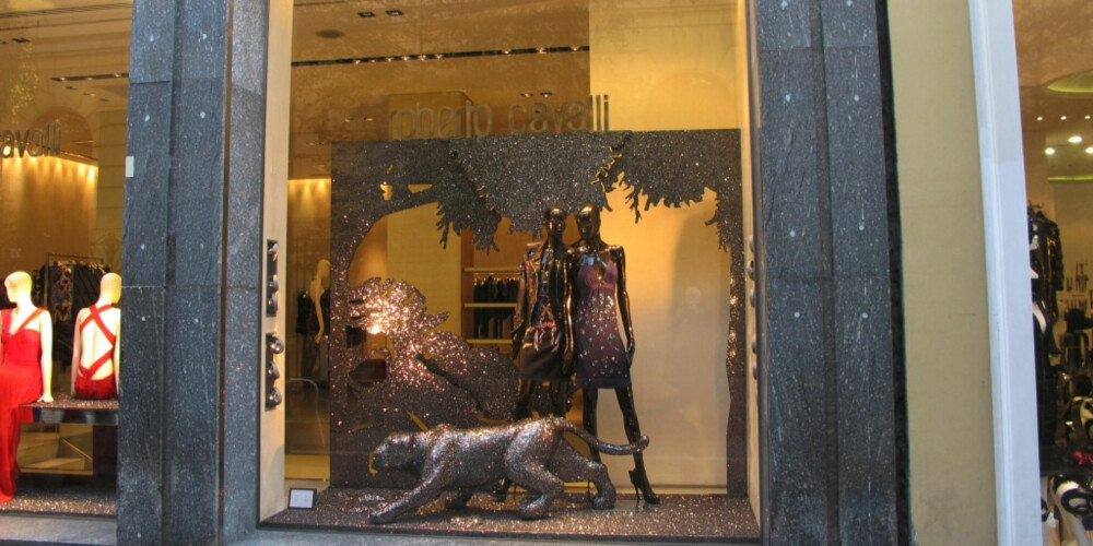 MONEY, MONEY, MONEY: Milano er ikke kjent for billigshopping, her er det italiensk design som gjelder, som her, i luksusgaten Via delle Spiga. MONEY, MONEY, MONEY: Milano er ikke kjent for billigshopping, her er det italiensk design som gjelder, som her, i luksusgaten Via delle Spiga.