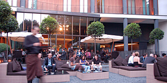 LUKSUS: Nyt en bellini eller espresso i den lekre hagen bak Bulgari Hotel - om du har råd. LUKSUS: Nyt en bellini eller espresso i den lekre hagen bak Bulgari Hotel - om du har råd.