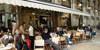 VERDENS BESTE KAFFE? Milaneserne påstår i alle fall at de har det. Sett deg på en av uteserveringene som omgir torget utenfor Duomo-katedralen og nyt både kaffen og utsikten. VERDENS BESTE KAFFE? Milaneserne påstår i alle fall at de har det. Sett deg på en av uteserveringene som omgir torget utenfor Duomo-katedralen og nyt både kaffen og utsikten.