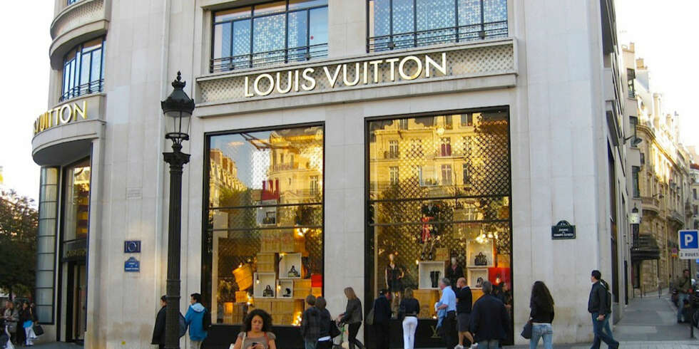 LOUIS VUITTON: Selv om budsjettet ikke strekker til shopping, er det verdt å ta turen til flagship butikken på Champs Elysees for å se på de fantastiske vindusutstillingene. LOUIS VUITTON: Selv om budsjettet ikke strekker til shopping, er det verdt å ta turen til flagship butikken på Champs Elysees for å se på de fantastiske vindusutstillingene.