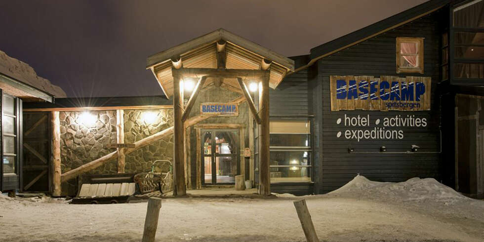 OVERNATTING PÅ SVALBARD: Basecamp Trappers's Lodge. Dette er et fangstmannshotell med 16 rom midt i sentrum av Longyearbyen. OVERNATTING PÅ SVALBARD: Basecamp Trappers's Lodge. Dette er et fangstmannshotell med 16 rom midt i sentrum av Longyearbyen.
