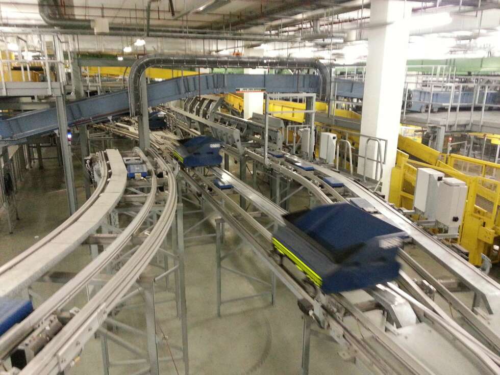 BAGTRAX: Kofferten flyr av sted i en liten vogn. Foto: Avinor BAGTRAX: Kofferten flyr av sted i en liten vogn. Foto: Avinor