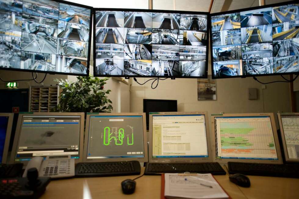 KONTROLL: De mange skjermene i hoved-kontrollrommet. FOTO: Avinor KONTROLL: De mange skjermene i hoved-kontrollrommet. FOTO: Avinor