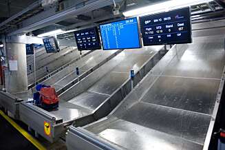 SNART FREMME: Bagasjen sklir ned i bingen. FOTO: Avinor SNART FREMME: Bagasjen sklir ned i bingen. FOTO: Avinor