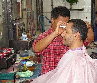 20 KRONER: Det meste er veldig billig i Thailand. Også hårklipp. Foto-Jacob fikser skjegg og sveis for 20 kroner. 20 KRONER: Det meste er veldig billig i Thailand. Også hårklipp. Foto-Jacob fikser skjegg og sveis for 20 kroner.