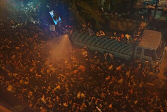 SONGKRAN: Team MANN besøkte Bangkok under Songkran ¿ festivalen der Thailand feirer nyttår. Da skal du ikke være redd for å få vann på deg. Det er tidenes våteste tredagersfest uten alko, der folket går berserk med både vannpistoler, -bøtter og -kanoner. Vi fikk gjennomgå. SONGKRAN: Team MANN besøkte Bangkok under Songkran ¿ festivalen der Thailand feirer nyttår. Da skal du ikke være redd for å få vann på deg. Det er tidenes våteste tredagersfest uten alko, der folket går berserk med både vannpistoler, -bøtter og -kanoner. Vi fikk gjennomgå.