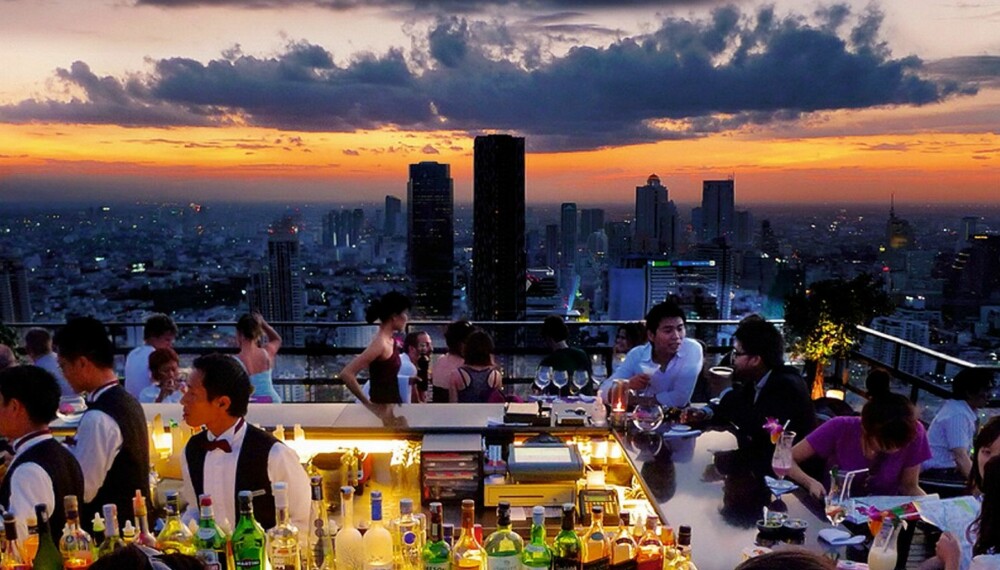 MOON BAR: Forventningene var store til Banyan Tree Hotel. Servicen var topp, frokosten ypperlig, og legendariske Moon Bar i 61. etasje tar pusten fra deg. Maten på restaurant Vertigo - på taket i 63. etasje - var derimot ikke verdt pengene. MOON BAR: Forventningene var store til Banyan Tree Hotel. Servicen var topp, frokosten ypperlig, og legendariske Moon Bar i 61. etasje tar pusten fra deg. Maten på restaurant Vertigo - på taket i 63. etasje - var derimot ikke verdt pengene.