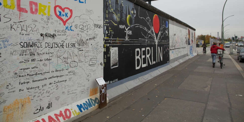 DEKORERT: Det lille som er igjen av Berlinmuren er fullstendig dekket av tegninger og kunst. DEKORERT: Det lille som er igjen av Berlinmuren er fullstendig dekket av tegninger og kunst.