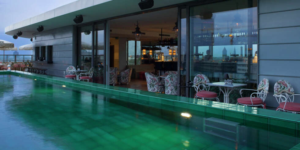 SVØMMETUR MED UTSIKT: Fra svømmebassenget på taket av SoHo House har du ypperlig utsikt over store deler av Berlin. SVØMMETUR MED UTSIKT: Fra svømmebassenget på taket av SoHo House har du ypperlig utsikt over store deler av Berlin.