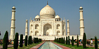 I FARE: Forurensning, folkemasser og dårlig vedlikehold har ført til av utsiden av det berømte Taj Mahal palasset i India er i fare for å ødelegges. I FARE: Forurensning, folkemasser og dårlig vedlikehold har ført til av utsiden av det berømte Taj Mahal palasset i India er i fare for å ødelegges.