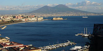 I SKUDDLINJEN: Byen Napoli i Italia ligger ved føttene til verdens farligste vulkan. Kommer kjempeutbruddet, er det nok ikke så mye igjen av byen. I SKUDDLINJEN: Byen Napoli i Italia ligger ved føttene til verdens farligste vulkan. Kommer kjempeutbruddet, er det nok ikke så mye igjen av byen.