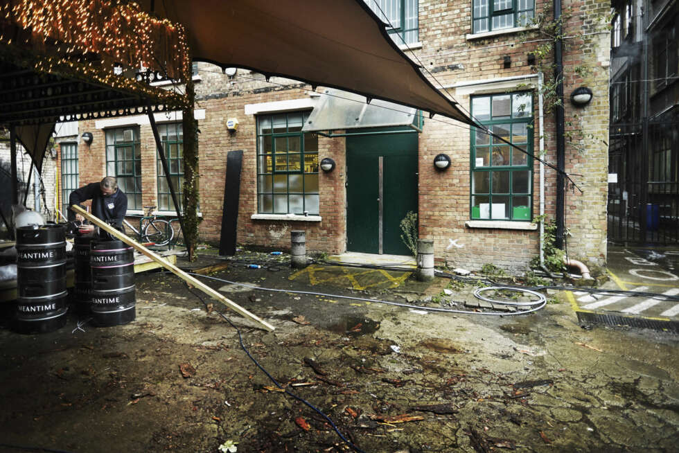 PARKERINGSPLASS: Jamie Rule og samarbeidspartnerne ville finne et midlertidig sted med lav husleie. De landet på sin egen parkeringsplass. PARKERINGSPLASS: Jamie Rule og samarbeidspartnerne ville finne et midlertidig sted med lav husleie. De landet på sin egen parkeringsplass.