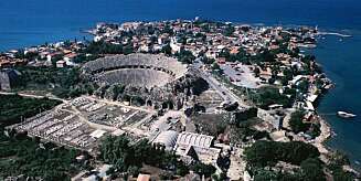 ANTALYA: Antalya er hovedstaden i Antalya-provinsen og ligger ved Antalyagulfen ved middelhavskysten i Tyrkia. Byen kan romme opp til to millioner mennesker i den hektiske turistsesongen om sommeren. ANTALYA: Antalya er hovedstaden i Antalya-provinsen og ligger ved Antalyagulfen ved middelhavskysten i Tyrkia. Byen kan romme opp til to millioner mennesker i den hektiske turistsesongen om sommeren.
