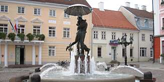 TARTU: I motsetning til Tallinn, som i dag er landets politiske og økonomiske hovedstad, blir Tartu ofte betraktet som Estlands intellektuelle og kulturelle sentrum med et rikt museumtilbud. TARTU: I motsetning til Tallinn, som i dag er landets politiske og økonomiske hovedstad, blir Tartu ofte betraktet som Estlands intellektuelle og kulturelle sentrum med et rikt museumtilbud.