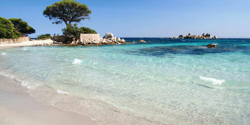 VAKKERT: Denne nesten folketomme stranden kan du finne om du reiser til Korsika i sommer. VAKKERT: Denne nesten folketomme stranden kan du finne om du reiser til Korsika i sommer.