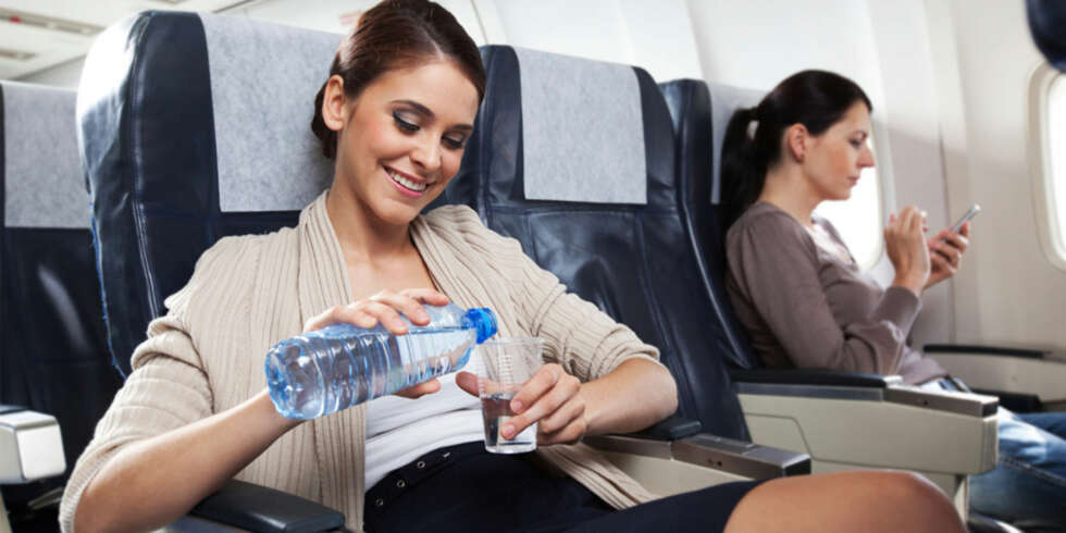 DRIKK VANN: Luften ombord på fly er tørrere enn i Sahara. Det sier deg selv at det er dårlig nytt for huden din. DRIKK VANN: Luften ombord på fly er tørrere enn i Sahara. Det sier deg selv at det er dårlig nytt for huden din.