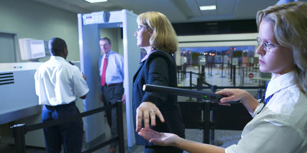 SIKKERHETSKONTROLLERT: Dersom du skal reise videre med fly fra lufthavnen, du ankommer må du gjennom en ny sikkerhetskontroll. ILLUSTRASJONSFOTO: Thinkstock SIKKERHETSKONTROLLERT: Dersom du skal reise videre med fly fra lufthavnen, du ankommer må du gjennom en ny sikkerhetskontroll. ILLUSTRASJONSFOTO: Thinkstock