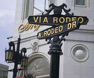 VINDUSSHOPPING: Rodeo Drive er kanskje verdens dyreste handlegate. VINDUSSHOPPING: Rodeo Drive er kanskje verdens dyreste handlegate.