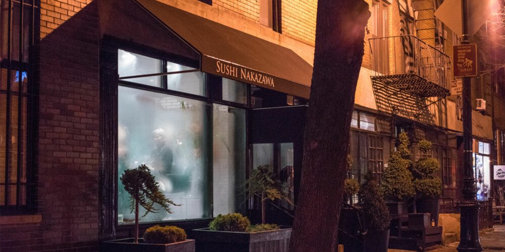 Sushi Nakazawa: Det er underholdning bare det å se de dyktige kokkene tilberede maten på denne resturanten. Sushi Nakazawa: Det er underholdning bare det å se de dyktige kokkene tilberede maten på denne resturanten.