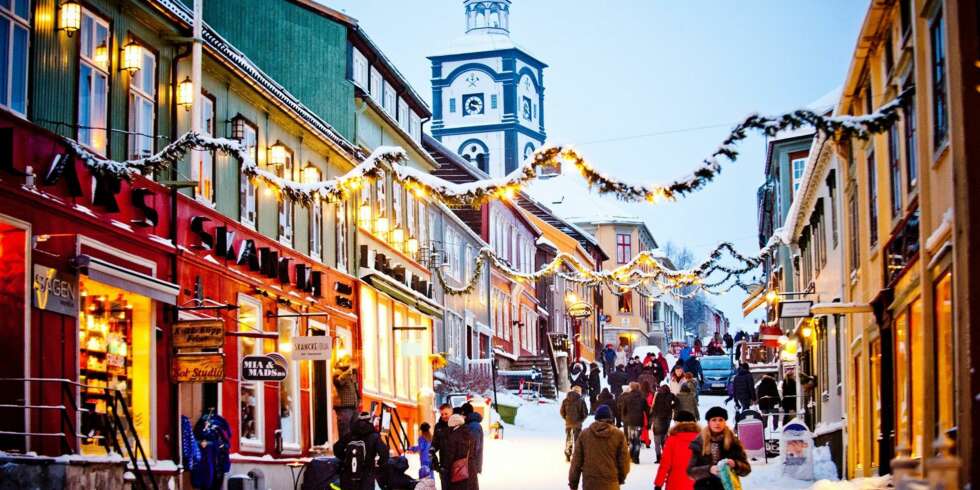 Det er godt å ha litt ekstra å rutte med i julepyntede gater. Bildet er fra vakre Røros. FOTO: Thomas Rasmus Skaug/visitnorway.com Det er godt å ha litt ekstra å rutte med i julepyntede gater. Bildet er fra vakre Røros. FOTO: Thomas Rasmus Skaug/visitnorway.com