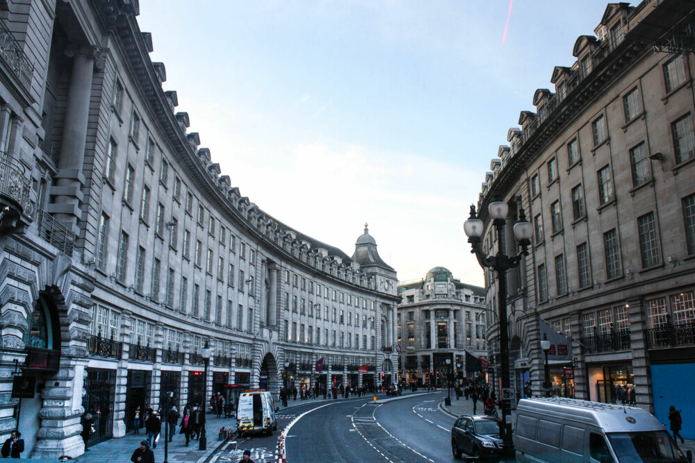 REGENT STREET: Med rutebussen kommer du rett på den populære shoppinggata. Hopp av der det passer, eller bare sitte foran i andreetasje og kikk ut på folkelivet. FOTO: Martine Jonsrud REGENT STREET: Med rutebussen kommer du rett på den populære shoppinggata. Hopp av der det passer, eller bare sitte foran i andreetasje og kikk ut på folkelivet. FOTO: Martine Jonsrud
