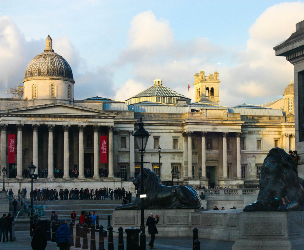 TRAFALGAR SQUARE: Dette bildet er tatt fra andreetasje i en dobbeltdekker. 23-bussen tar deg rett forbi Trafalgar Square akkurat som turistbussene. FOTO: Martine Jonsrud TRAFALGAR SQUARE: Dette bildet er tatt fra andreetasje i en dobbeltdekker. 23-bussen tar deg rett forbi Trafalgar Square akkurat som turistbussene. FOTO: Martine Jonsrud