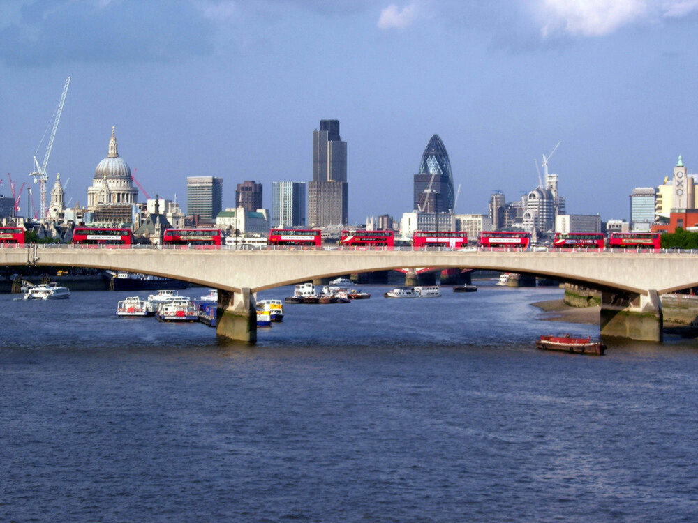 ELVEBUSS: Se London fra Themsen med en av de mange elvebussene. Du kan bruke Oysterkortet ditt, og du slipper rushtrafikken. FOTO: Flickr.com ELVEBUSS: Se London fra Themsen med en av de mange elvebussene. Du kan bruke Oysterkortet ditt, og du slipper rushtrafikken. FOTO: Flickr.com