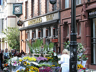 PUST I BAKKEN: Handlegaten Grafton Street myldrer alltid av mennesker. Finn hyggelige ute-kafeer og sjarmerende blomstermarkeder i sidegatene ut fra denne hektiske gå-gaten. PUST I BAKKEN: Handlegaten Grafton Street myldrer alltid av mennesker. Finn hyggelige ute-kafeer og sjarmerende blomstermarkeder i sidegatene ut fra denne hektiske gå-gaten.