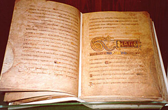 GAMMEL BOK: Book of Kells stammer fra klostre i Skotland og Irland. I dag står den utstilt på Trinity College i Dublin. GAMMEL BOK: Book of Kells stammer fra klostre i Skotland og Irland. I dag står den utstilt på Trinity College i Dublin.