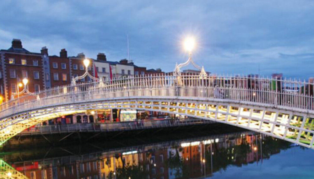 Ha'Penny Bridge: Denne gangbroen som krysser elven Liffey kostet det en gang i tiden en halv penny å gå over. Derav navnet. Ha'Penny Bridge: Denne gangbroen som krysser elven Liffey kostet det en gang i tiden en halv penny å gå over. Derav navnet.