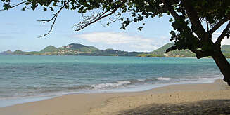 ST. LUCIA: Vigie Beach på St. Lucia i Karibbien ligger slik at du kan bade der etter at du har sjekket inn på flyplassen. ST. LUCIA: Vigie Beach på St. Lucia i Karibbien ligger slik at du kan bade der etter at du har sjekket inn på flyplassen.