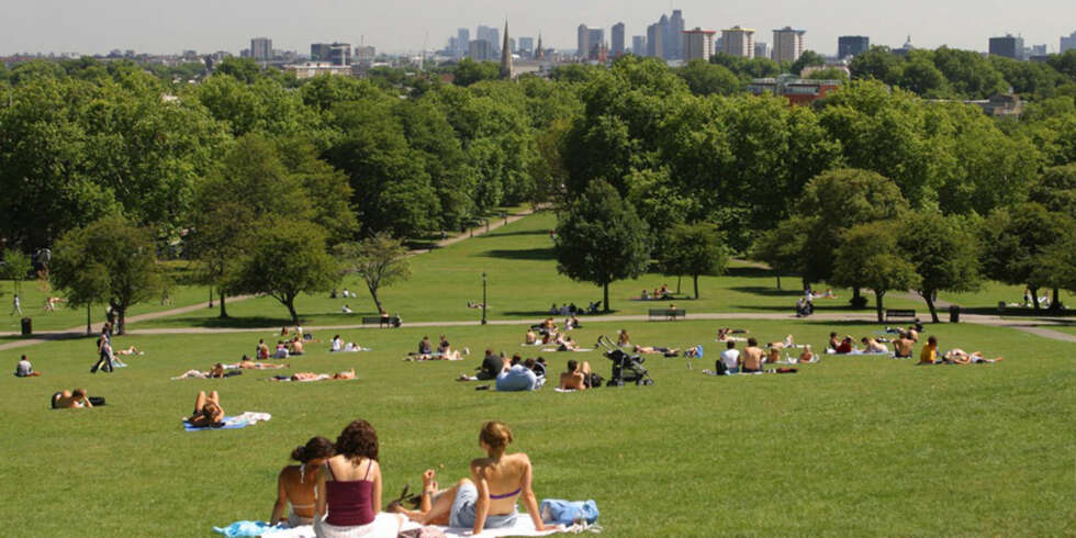 PRIMROSE HILL: Ta turen opp til Primrose Hill og nyt en picnic og utsikten over London. PRIMROSE HILL: Ta turen opp til Primrose Hill og nyt en picnic og utsikten over London.