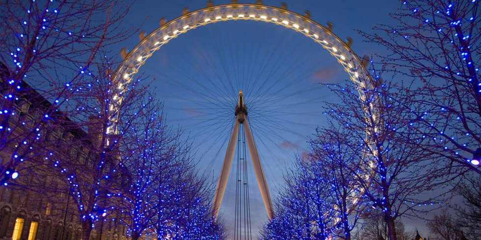 LONDON EYE: Det koster deg noen pund å reise med dette pariserhjulet, men å se på det fra bakken: Helt gratis. LONDON EYE: Det koster deg noen pund å reise med dette pariserhjulet, men å se på det fra bakken: Helt gratis.