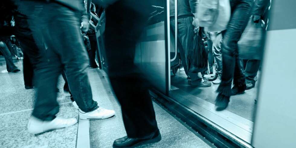 ER DET SÅ VANSKELIG?: Det burde ikke være det, men mange av oss aksepterer ikke, eller forstår, at det er nødvendig å slippe andre av før vi selv går på. Men ifølge Ruter er dette viktig, ikke bare på grunn av høflighet, men også av sikkerhetsmessige grunner. ER DET SÅ VANSKELIG?: Det burde ikke være det, men mange av oss aksepterer ikke, eller forstår, at det er nødvendig å slippe andre av før vi selv går på. Men ifølge Ruter er dette viktig, ikke bare på grunn av høflighet, men også av sikkerhetsmessige grunner.