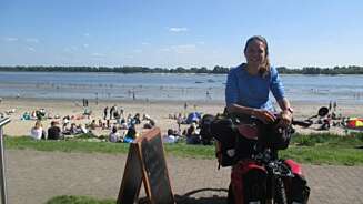HAMBURG: Nå er Louise i Hamburg. Det var en stor kontrast å komme til et område med mange mennesker. En hyggelig eldre dame tok bildet. HAMBURG: Nå er Louise i Hamburg. Det var en stor kontrast å komme til et område med mange mennesker. En hyggelig eldre dame tok bildet.