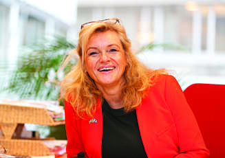 CHARLOTTE EHDE-ELISASSEN: - Stadig flere kvinner reiser singel. CHARLOTTE EHDE-ELISASSEN: - Stadig flere kvinner reiser singel.