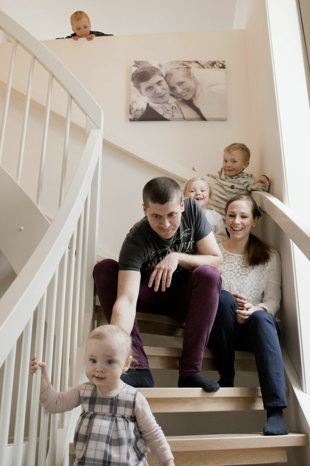 STOR FAMILIE: Fra et hus med stille sorg er Siv Cathrine og Trond Eriks hus nå fylt av deilig barneskrål. Øverst: Odin, så Oliver, Ovelia og helt fremst lille Oda. STOR FAMILIE: Fra et hus med stille sorg er Siv Cathrine og Trond Eriks hus nå fylt av deilig barneskrål. Øverst: Odin, så Oliver, Ovelia og helt fremst lille Oda.