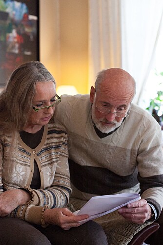 DYP KONSENTRASJON: Silvia og Jan ser gjennom lista over filmene som går på tv i jula. FOTO: Marte Glanville DYP KONSENTRASJON: Silvia og Jan ser gjennom lista over filmene som går på tv i jula. FOTO: Marte Glanville