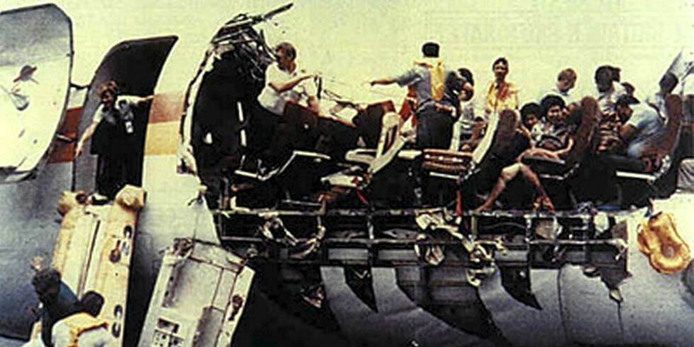 Bare en person omkom i denne flyulykken med Aloha Airlines på vei til Honolulu i 1988. Bare en person omkom i denne flyulykken med Aloha Airlines på vei til Honolulu i 1988.