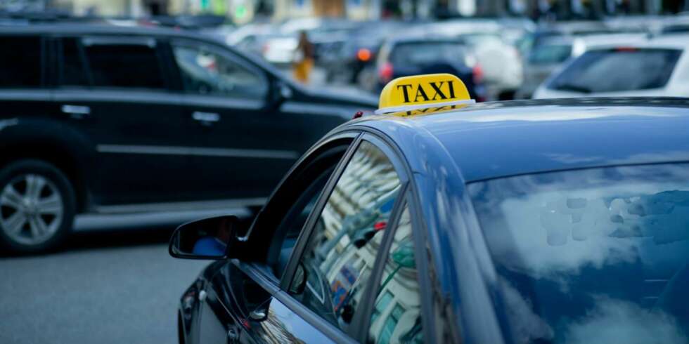 STORBYFERIE: Noen ganger kan det virke som et ork å ta t-bane eller buss, og da er det kort vei til å praie en taxi. Men veit du hva du bør gjøre og ikke gjøre før og under taxituren i utlandet? STORBYFERIE: Noen ganger kan det virke som et ork å ta t-bane eller buss, og da er det kort vei til å praie en taxi. Men veit du hva du bør gjøre og ikke gjøre før og under taxituren i utlandet?