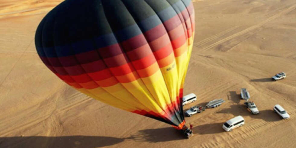 I HØYDEN: Se Dubai fra luften - enten med helikopter eller varmluftsballong. I HØYDEN: Se Dubai fra luften - enten med helikopter eller varmluftsballong.